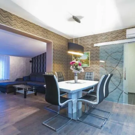 Luxury With Backyard And Private Pool شقة بولا