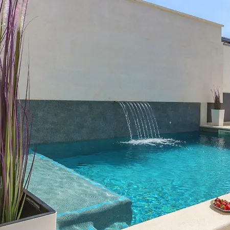 شقة Luxury With Backyard And Private Pool *
