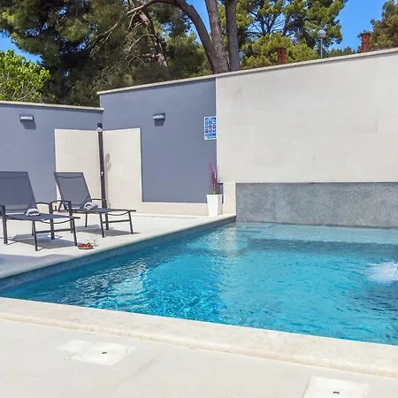 Luxury With Backyard And Private Pool شقة