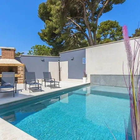 شقة Luxury With Backyard And Private Pool *