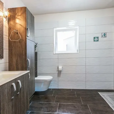 Luxury With Backyard And Private Pool * بولا