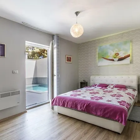 شقة Luxury With Backyard And Private Pool بولا