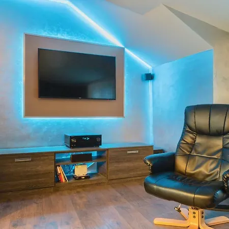 Luxury With Backyard And Private Pool شقة بولا