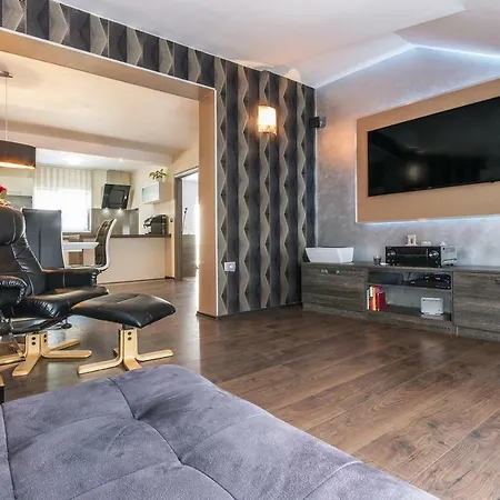 شقة Luxury With Backyard And Private Pool بولا